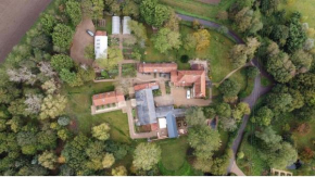 Luxury holiday or group retreat sleeping 14 in rural Suffolk, with Spa, hot tubs and open water swimming on site